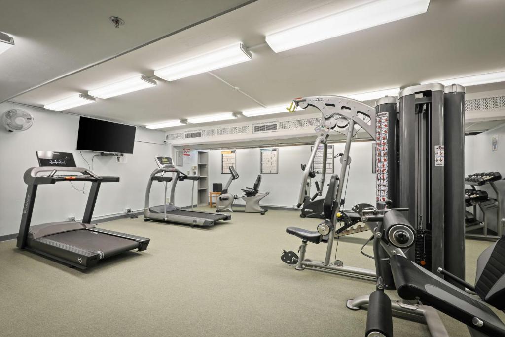 Fitness centrum a/nebo fitness zařízení v ubytování Aston Waikiki Sunset