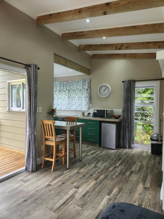 Kuchyň nebo kuchyňský kout v ubytování Tsitsikamma Garden Chalets