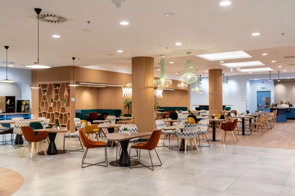 a restaurant with tables and chairs and a cafeteria at Hampton By Hilton Budapest City Centre in Budapest