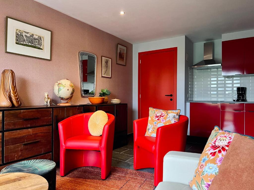 - un salon avec des chaises rouges et une armoire rouge dans l'établissement Rêve Perdu / studio PJ, à Bruges
