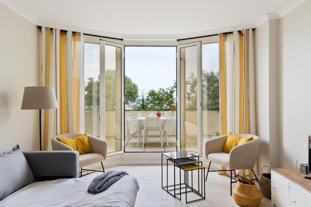 un salon avec un canapé et des chaises dans l'établissement La Roseraie Bidart, Piscine, Golf d Ilbaritz, à Bidart