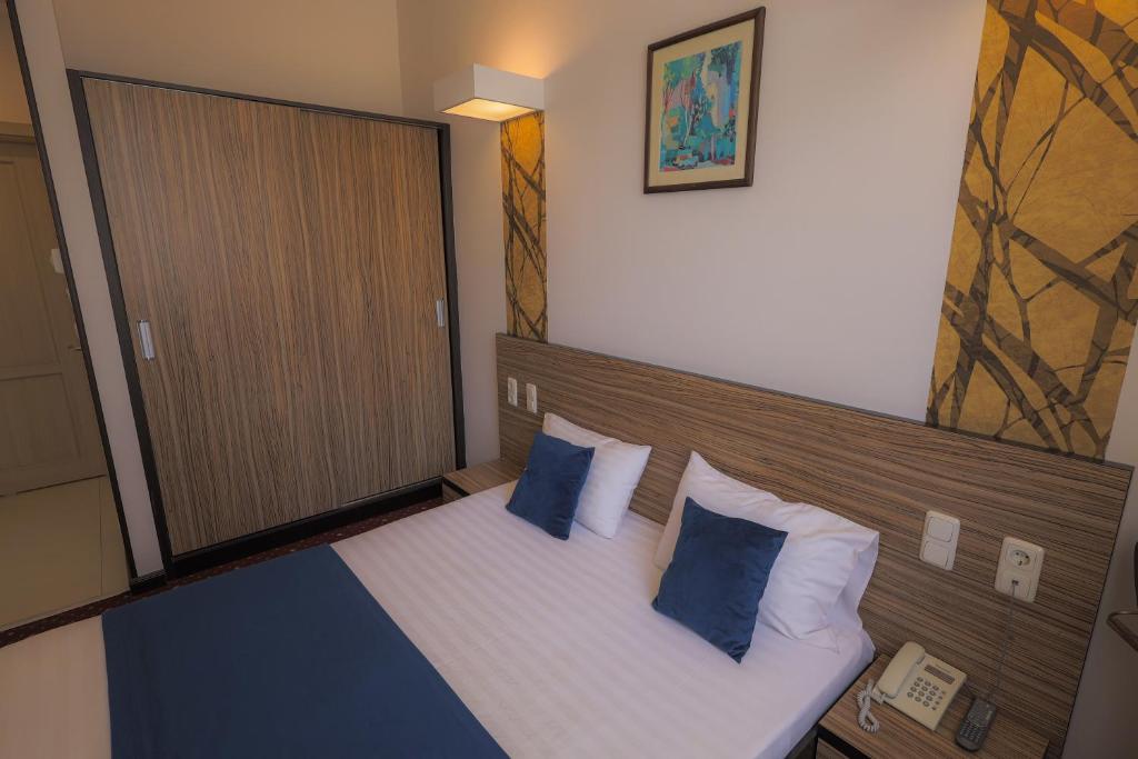 Postel nebo postele na pokoji v ubytování Cascade Hotel