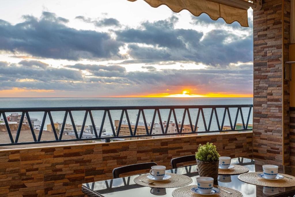 un restaurante con vistas a la playa al atardecer en Sunset Apartment Fuengirola, en Fuengirola