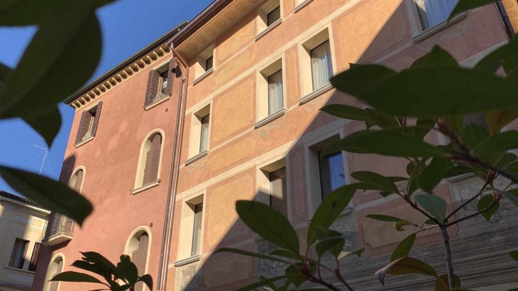 a tall brick building with windows on the side of it at Do POMI Suite in Treviso