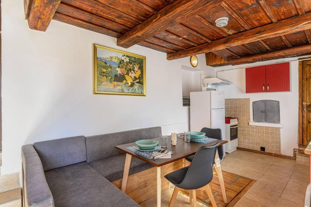 Kuchyň nebo kuchyňský kout v ubytování Alexander House
