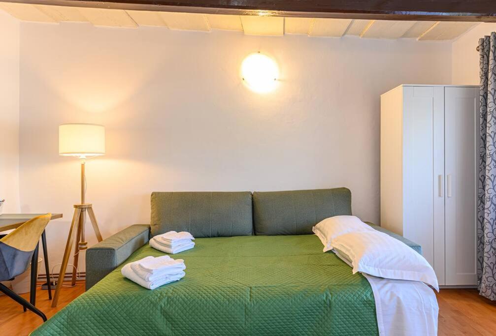Postel nebo postele na pokoji v ubytování Alexander House