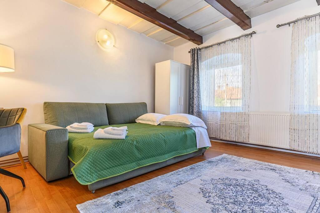 Postel nebo postele na pokoji v ubytování Alexander House