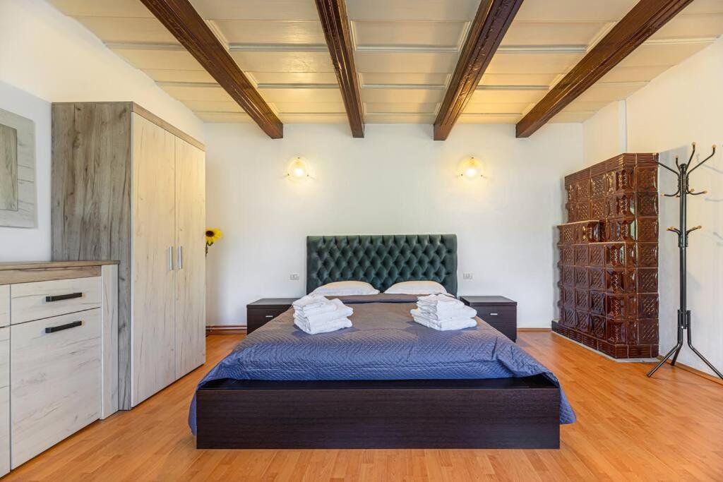 Postel nebo postele na pokoji v ubytování Alexander House