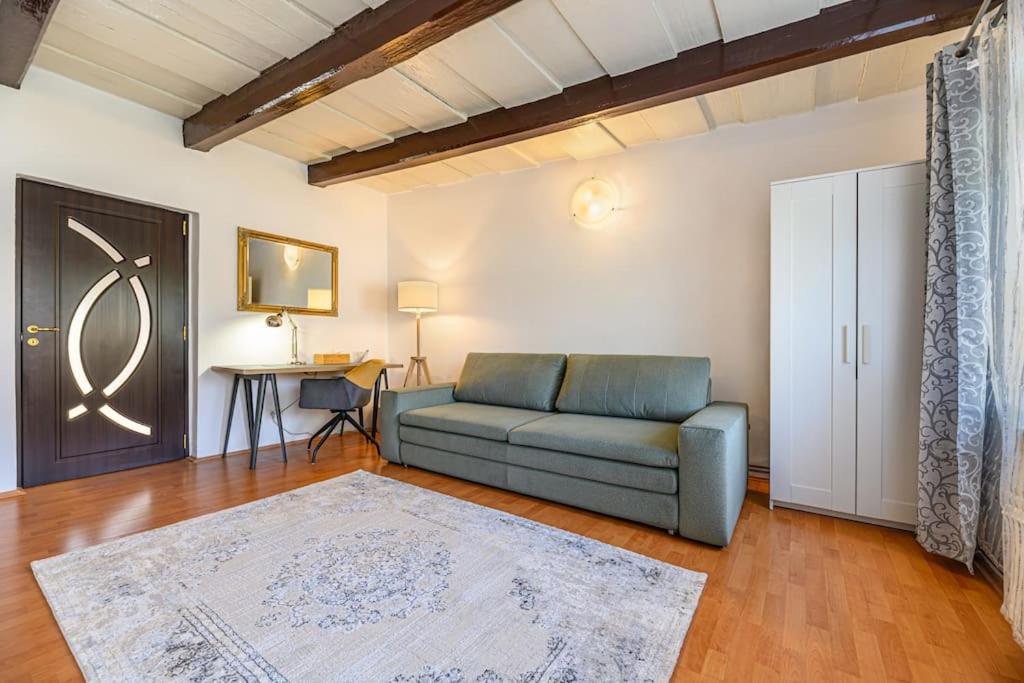 Posezení v ubytování Alexander House