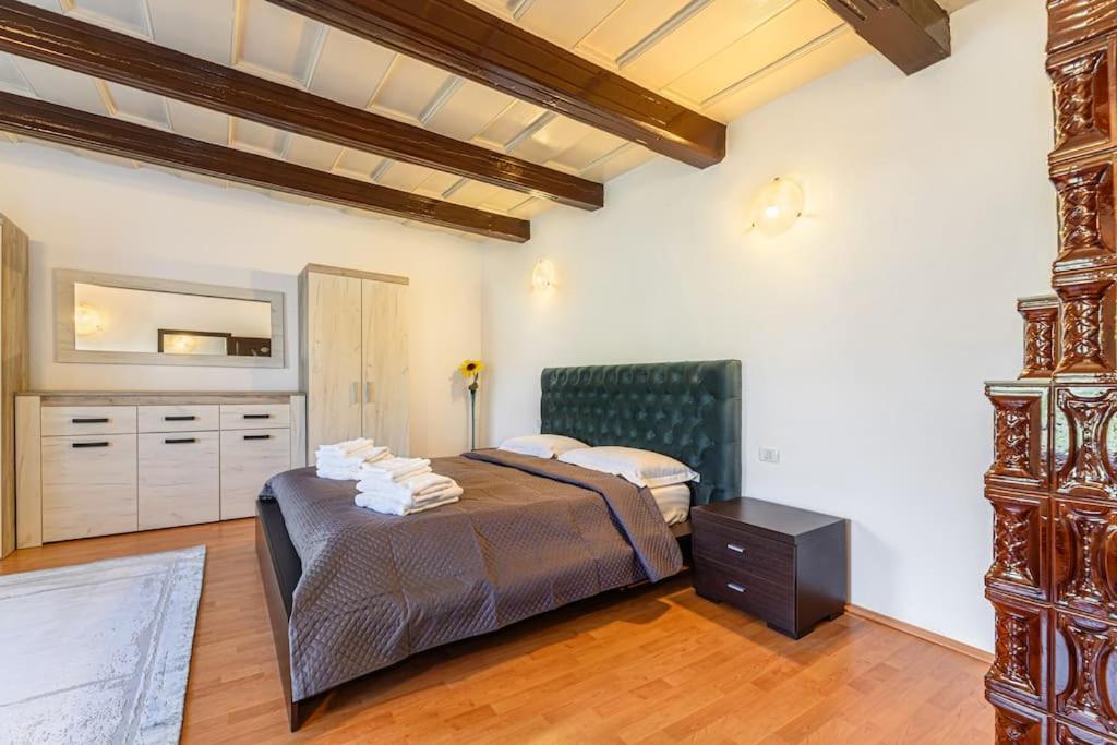Postel nebo postele na pokoji v ubytování Alexander House