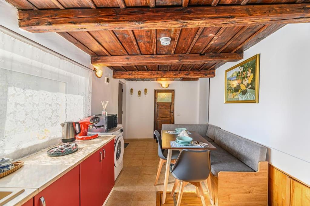 Kuchyň nebo kuchyňský kout v ubytování Alexander House