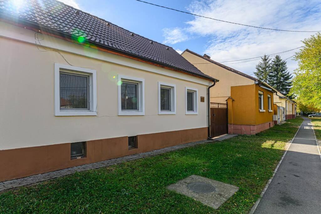 Budova, kde se vila nachází