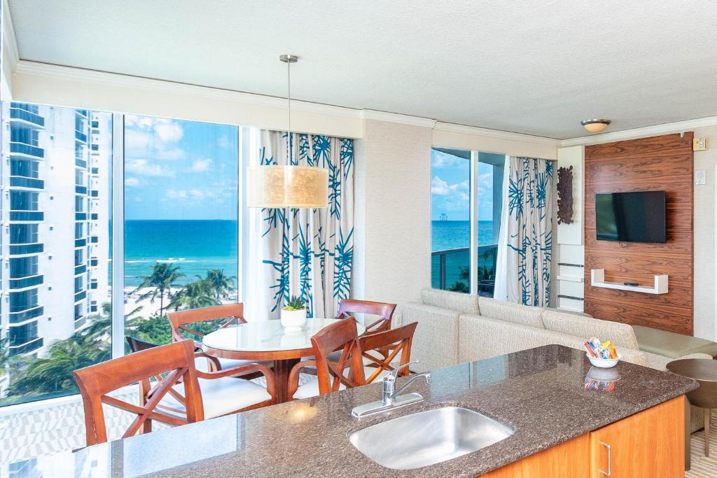 cocina con sala de estar con vistas al océano en TRUMP INTL 2 BEDROOM APARTMENT 1600 Sf Ocean and Bay View, en Miami Beach