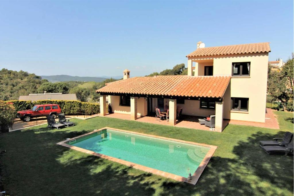 a house with a swimming pool in the yard at Mooie 6P villa met privézwembad, grote tuin en gratis WiFi in Begur in Begur