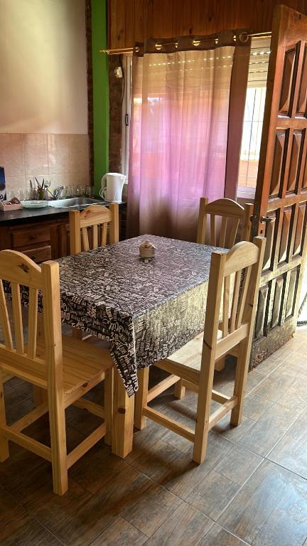 Il dispose d'une cuisine et d'une table à manger avec 2 chaises et une table. dans l'établissement Karina s Apartment Ezeiza, à Monte Grande