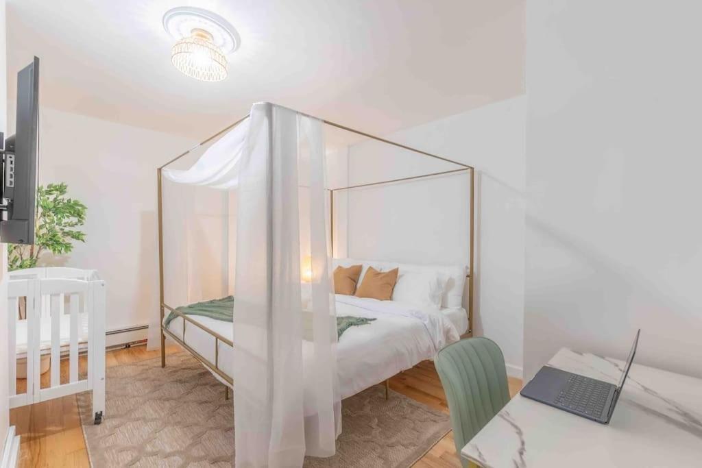 Postel nebo postele na pokoji v ubytování Sage Stay by the Train, We Pay Half Your Parking, Sleeps 10 and Central to Tons of Eating Spots and Nightlife