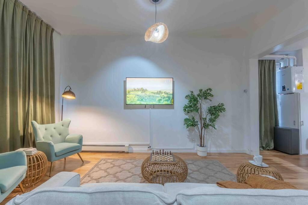 Postel nebo postele na pokoji v ubytování Sage Stay by the Train, We Pay Half Your Parking, Sleeps 10 and Central to Tons of Eating Spots and Nightlife