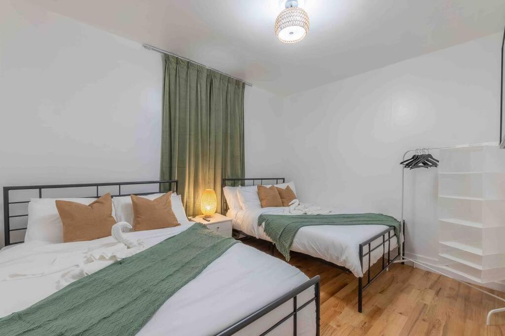 Postel nebo postele na pokoji v ubytování Sage Stay by the Train, We Pay Half Your Parking, Sleeps 10 and Central to Tons of Eating Spots and Nightlife
