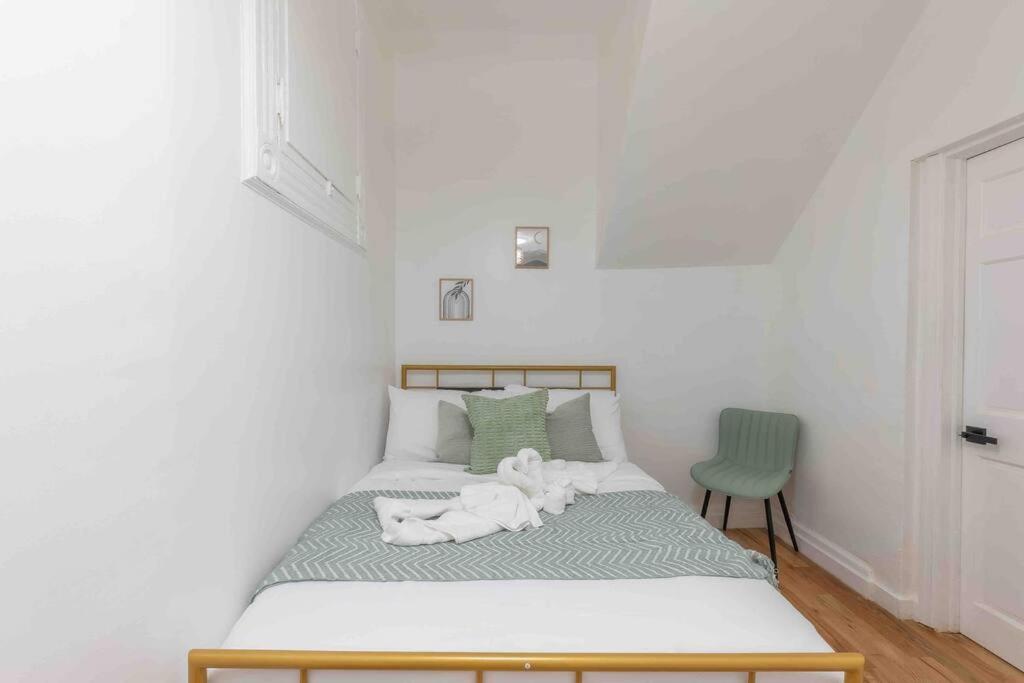 Postel nebo postele na pokoji v ubytování Sage Stay by the Train, We Pay Half Your Parking, Sleeps 10 and Central to Tons of Eating Spots and Nightlife