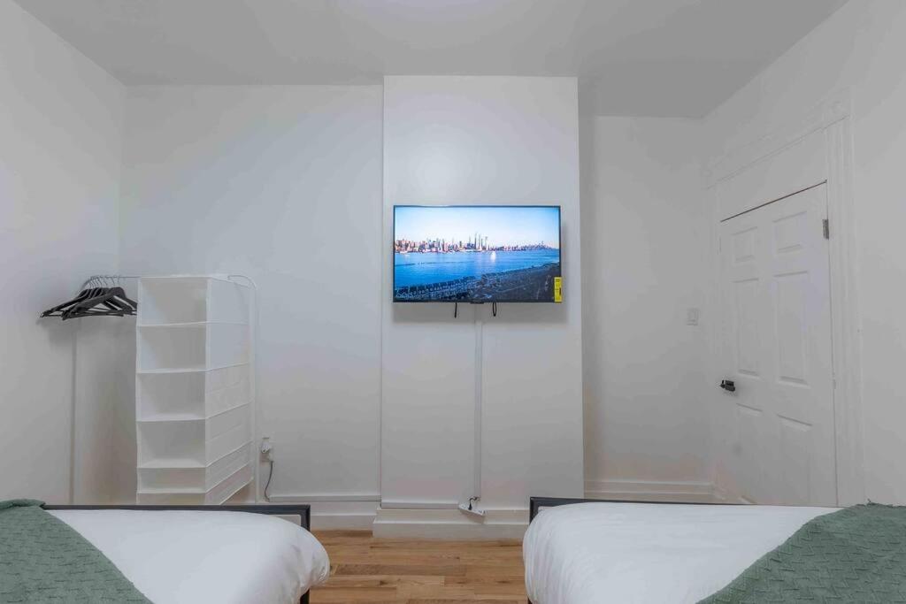 TV a/nebo společenská místnost v ubytování Sage Stay by the Train, We Pay Half Your Parking, Sleeps 10 and Central to Tons of Eating Spots and Nightlife