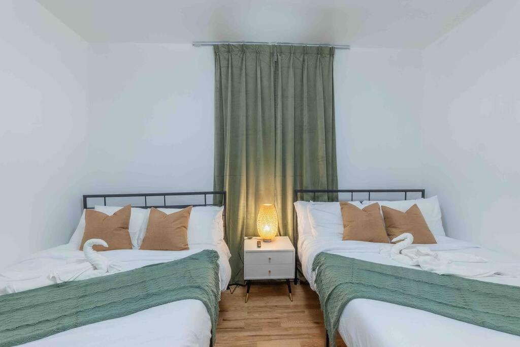 Postel nebo postele na pokoji v ubytování Sage Stay by the Train, We Pay Half Your Parking, Sleeps 10 and Central to Tons of Eating Spots and Nightlife