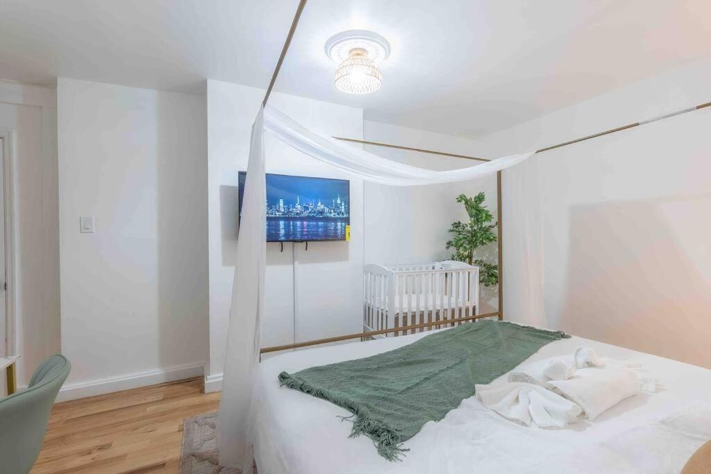 Postel nebo postele na pokoji v ubytování Sage Stay by the Train, We Pay Half Your Parking, Sleeps 10 and Central to Tons of Eating Spots and Nightlife
