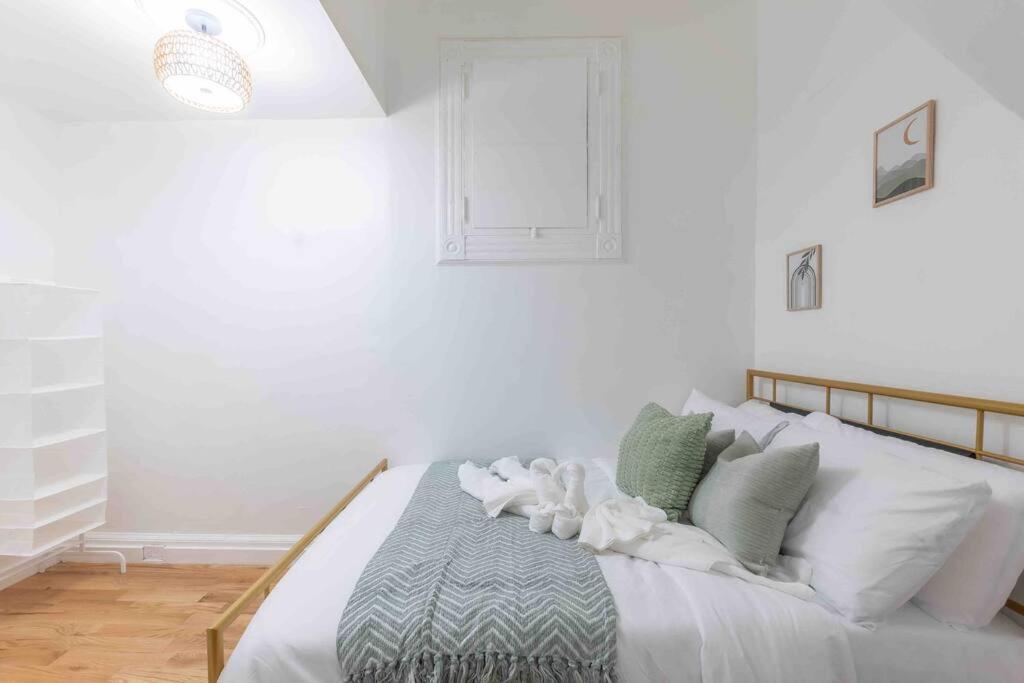Postel nebo postele na pokoji v ubytování Sage Stay by the Train, We Pay Half Your Parking, Sleeps 10 and Central to Tons of Eating Spots and Nightlife