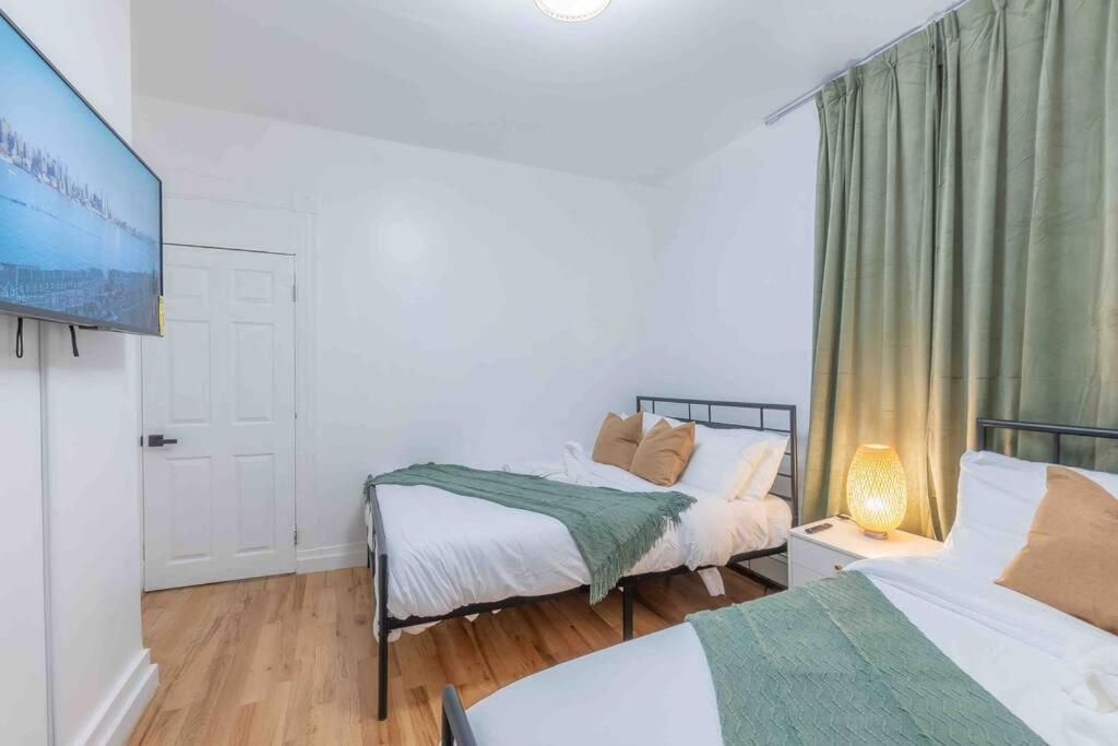 Postel nebo postele na pokoji v ubytování Sage Stay by the Train, We Pay Half Your Parking, Sleeps 10 and Central to Tons of Eating Spots and Nightlife
