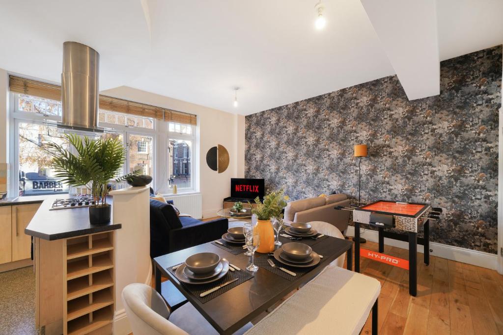 a kitchen and living room with a dining room at Central Hackney Abode - Balcony in London