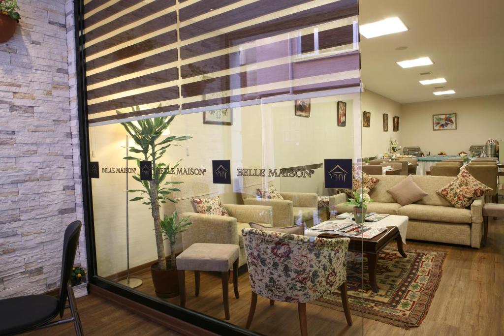 イスタンブールにあるベル メゾン ホテル ＆ レジデンスのリビングルーム(ソファ、テーブル、椅子付)