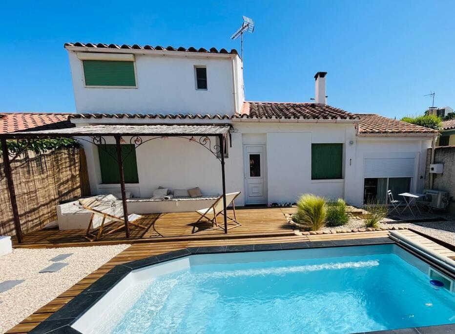 willa z basenem przed domem w obiekcie Villa provençale avec piscine w mieście Velaux