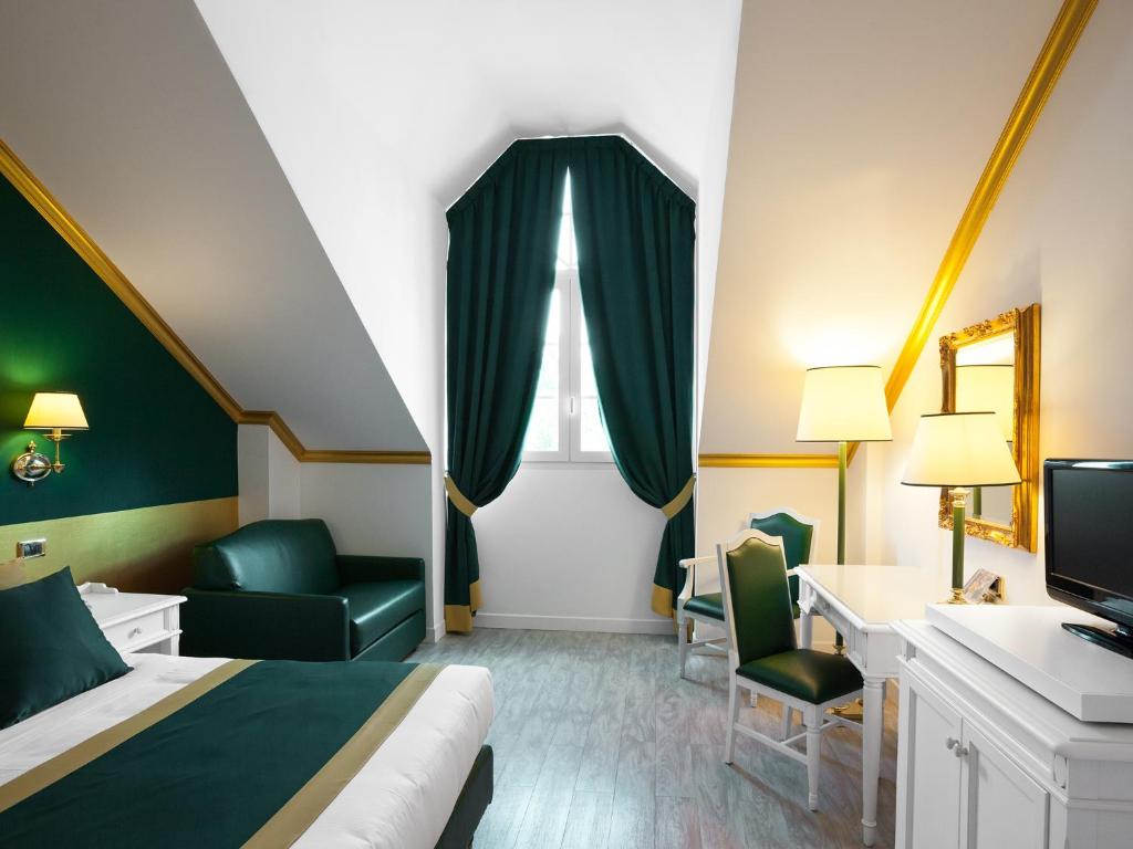 Postel nebo postele na pokoji v ubytování Gardaland Hotel