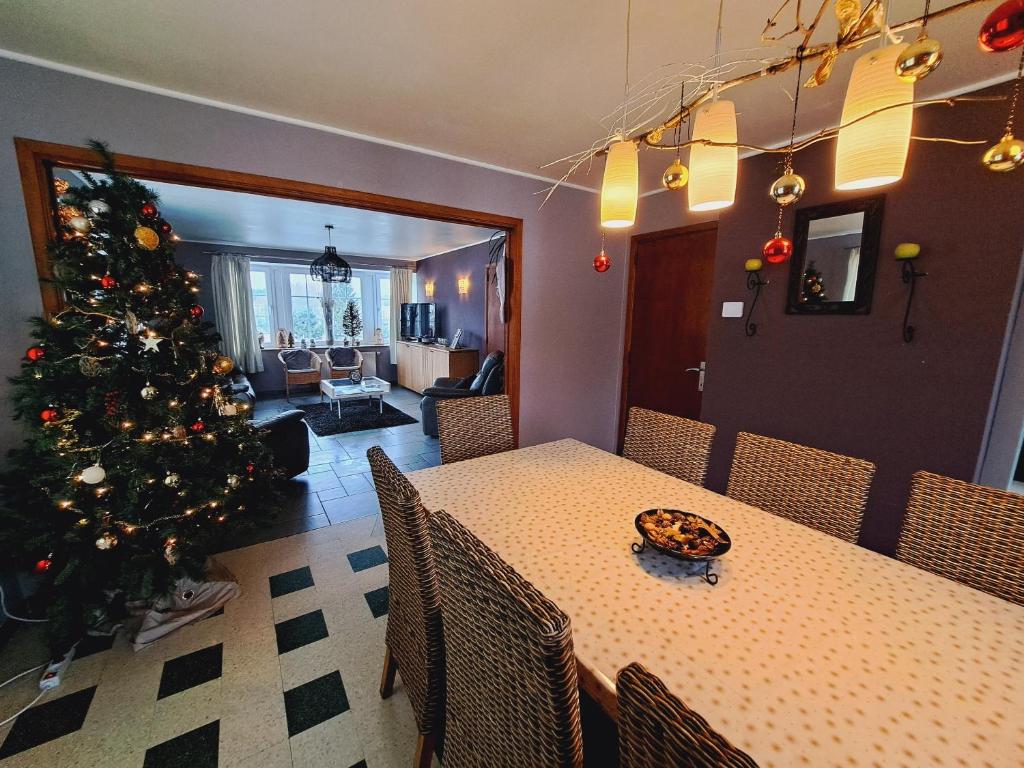 uma árvore de Natal numa sala de estar com uma mesa em Gîte Wibrin-Achouffe em Houffalize