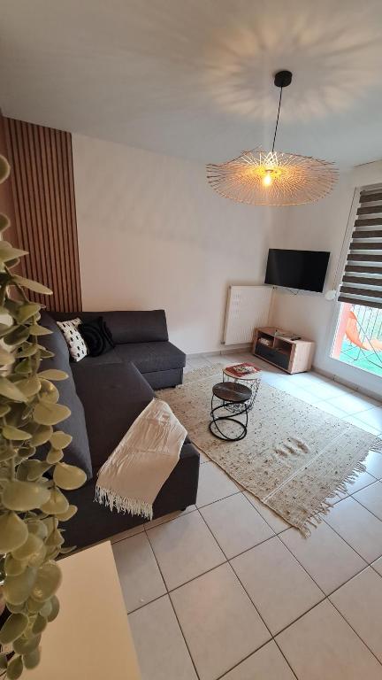un soggiorno con divano e tavolo di Logement entier : appartement, Houssen a Houssen