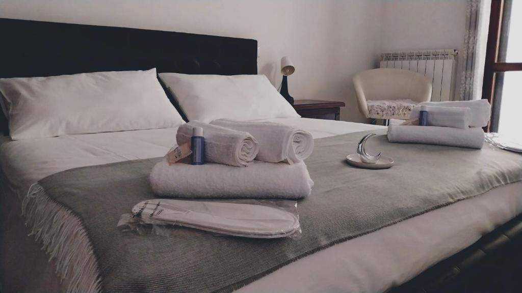 łóżko z ręcznikami na górze w obiekcie Casa vacanza Luna w mieście Orte