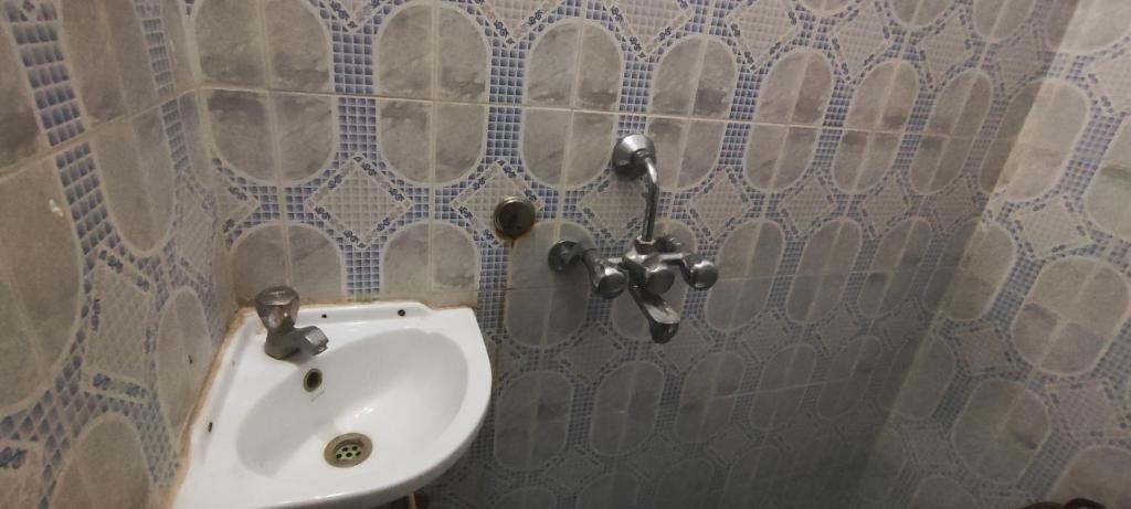 菩提伽耶Anand Inn的墙上设有水槽的浴室