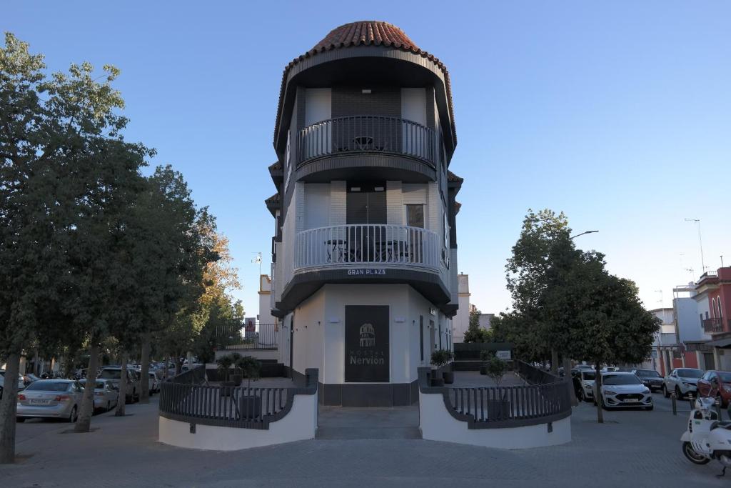 een gebouw met een balkon aan de straatkant bij HOSTAL NERVION in Sevilla