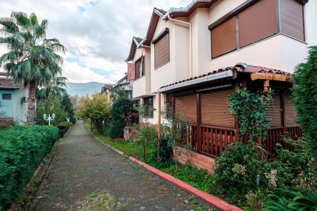 una strada di fronte a una casa con una palma di Villa with Garden 10 min to Sapanca Lake a İzmit