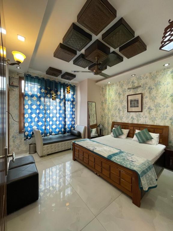 um quarto com uma cama grande num quarto em Pacific Grand em Amritsar