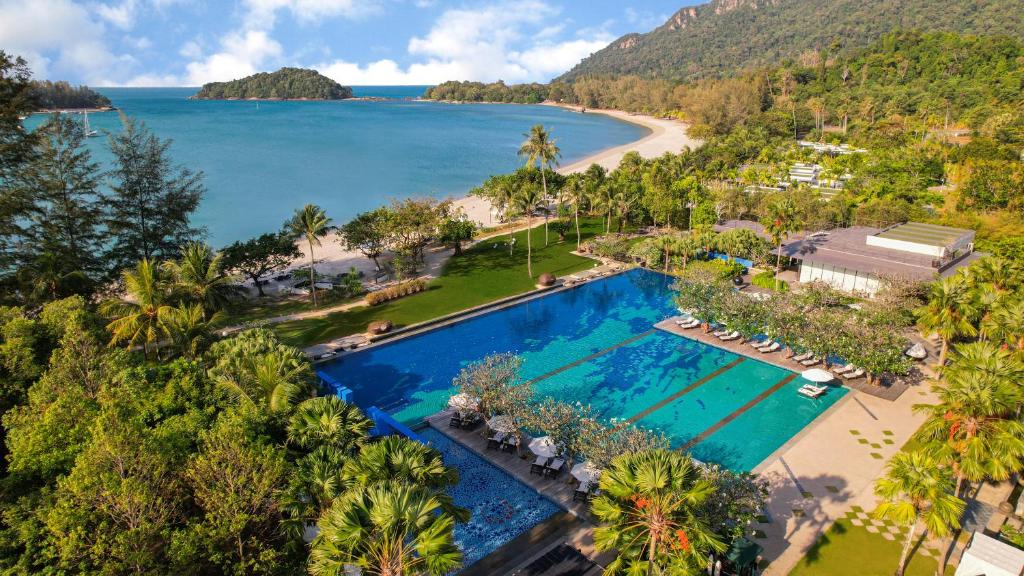 The Danna Langkawi - A Member of Small Luxury Hotels of the World في بانتاي كوك: اطلالة جوية على منتجع مع مسبح وشاطئ