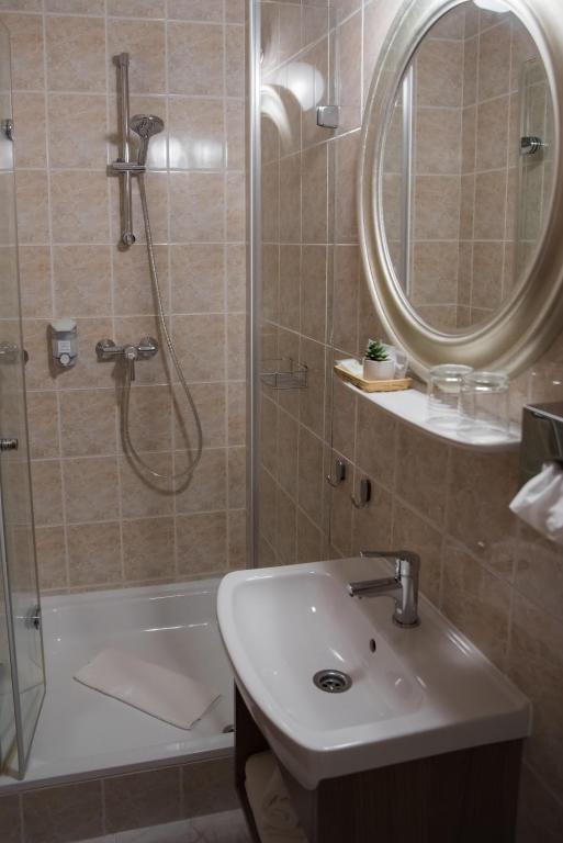 Koupelna v ubytování Vinum Hotel