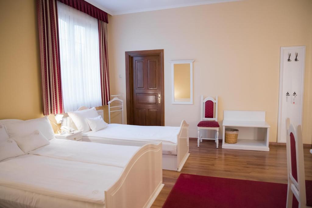 Postel nebo postele na pokoji v ubytování Vinum Hotel