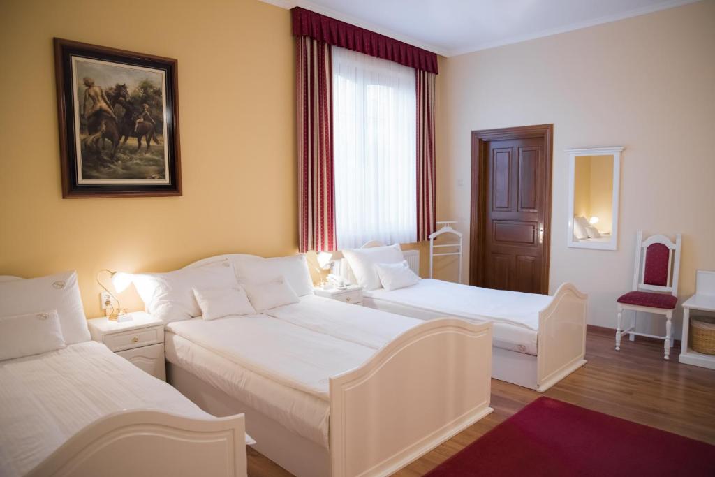 Postel nebo postele na pokoji v ubytování Vinum Hotel
