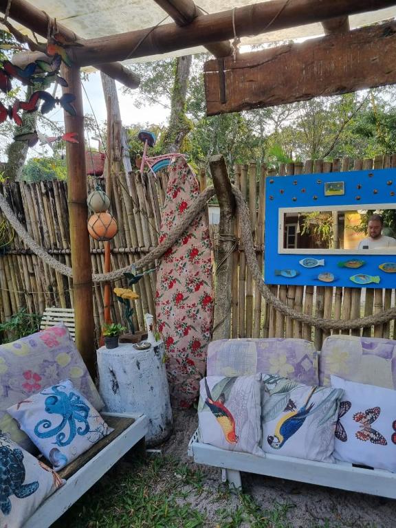 Um jardim em Pousada Sobre as Ondas - ILHA DO MEL - PR