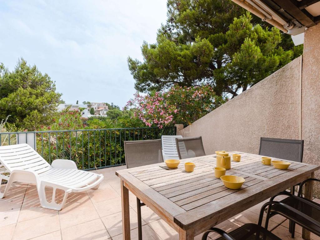 En balkon eller terrasse på Villa T3 Mezzanine avec Piscine, Terrasse et Parking Privé, 5 min de la Plage - Narbonne - FR-1-409-37