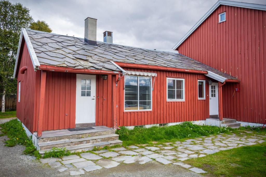 una casa rossa con tetto rosso di Osloveien 6 a Røros