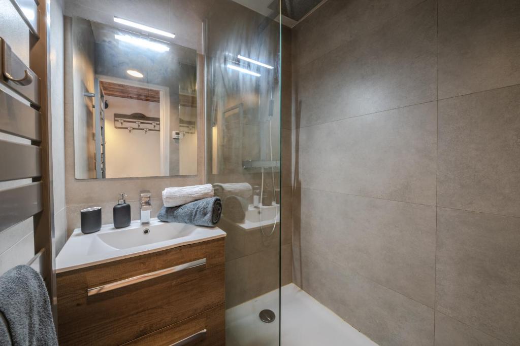 a bathroom with a sink and a shower at Appartement 2 chambres avec balcon et parking in Val Thorens