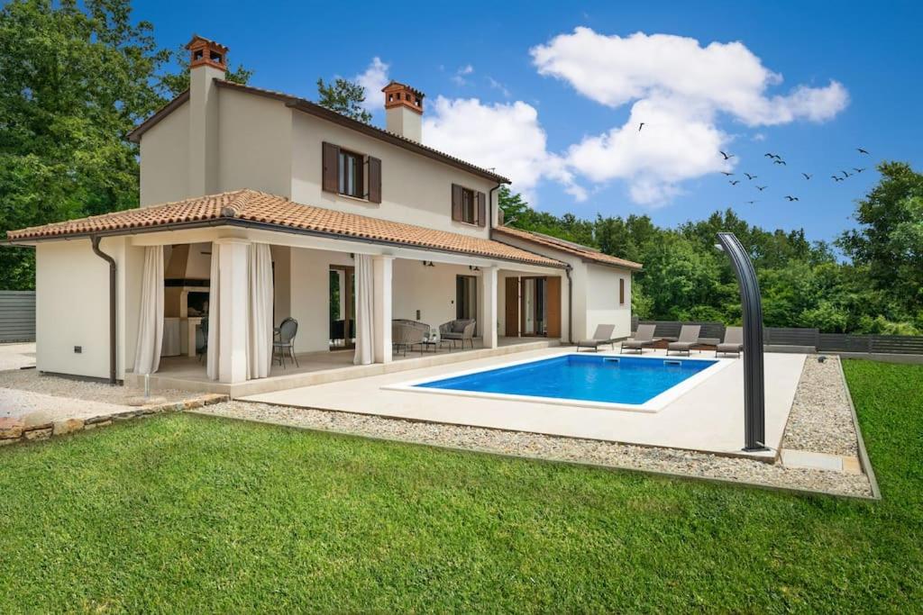 a house with a swimming pool in the yard at Villa Valma by IstriaLux in Svetvinčenat