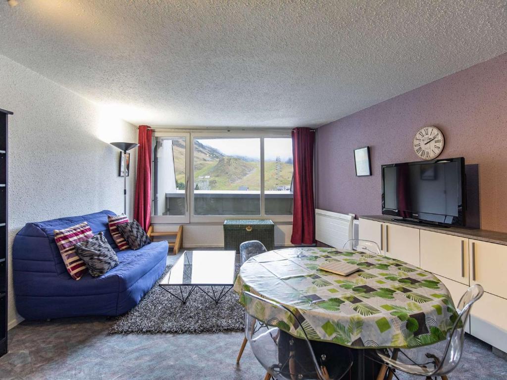 un salon avec un canapé bleu et une table dans l'établissement Appartement cosy 6 pers, 1 ch, à 80m des pistes - La Mongie - FR-1-404-349, à La Mongie