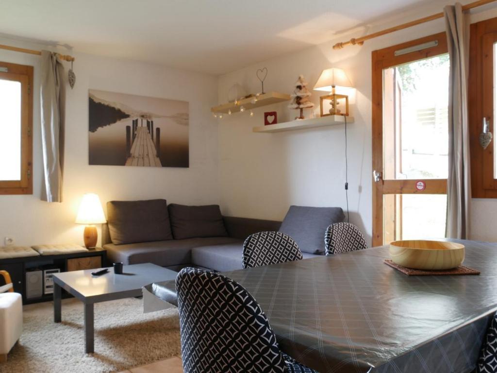 een woonkamer met een tafel en een bank bij Appartement La Plagne Montchavin Les Coches, 2 pièces, 5 personnes - FR-1-181-2711 in La Plagne Tarentaise